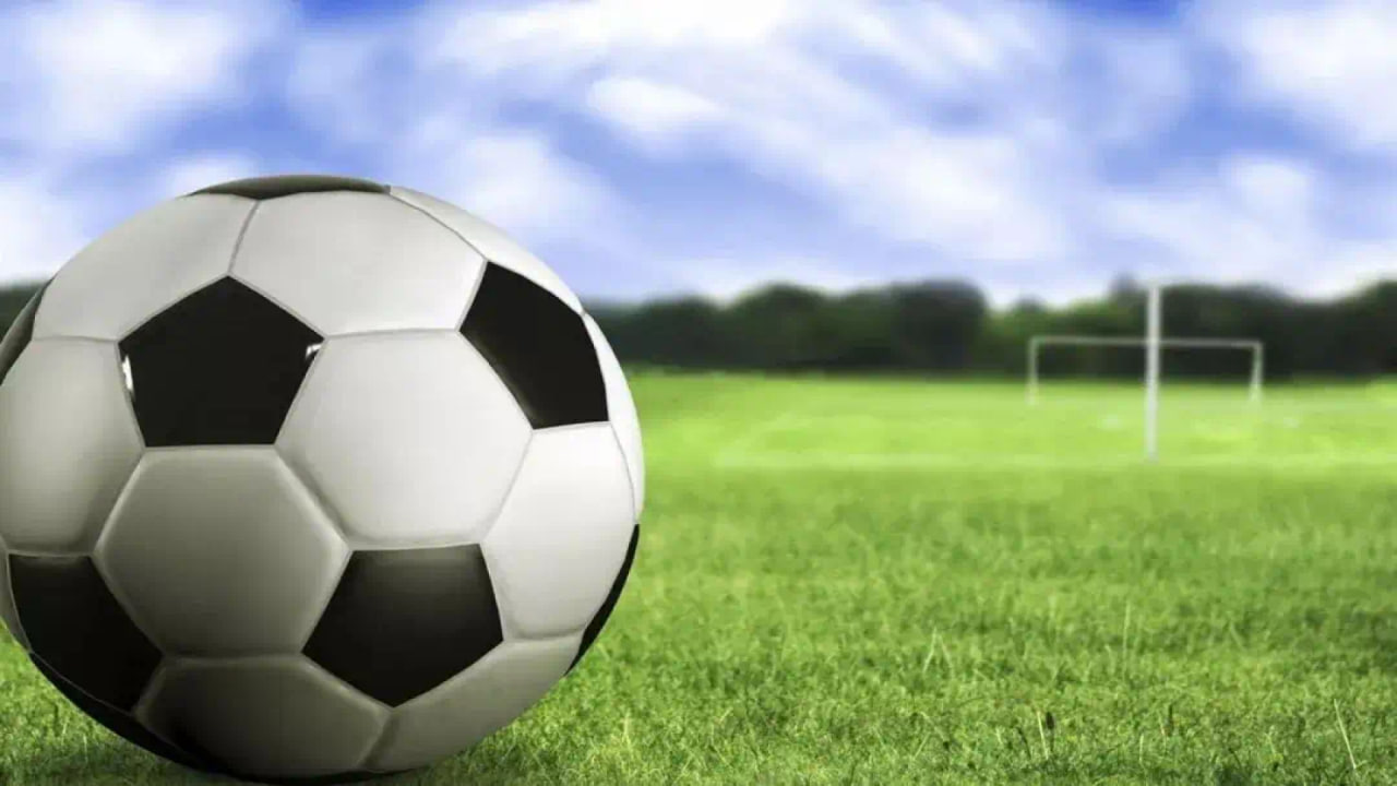 足球迷关注赛事